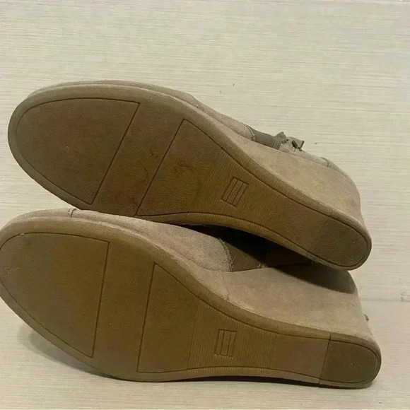 Tan crocodile patterned Toms suede boots - Picture 11 of 12